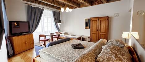 3 bedrooms, iron/ironing board, WiFi, bed sheets