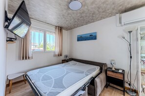 2 bedrooms, iron/ironing board, free WiFi