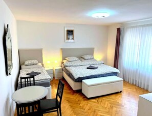 3 chambres, fer et planche à repasser, Wi-Fi, draps fournis