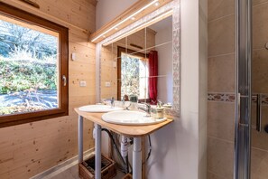 Douche, sèche-cheveux, serviettes fournies
