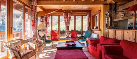 Televisión, chimenea y estéreo