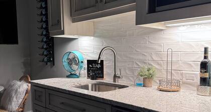 Stunning one-bedroom apartment located in the Myers Park neighborhood.