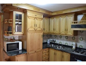 Microwave, oven, stovetop, coffee/tea maker - Country House 'Chuca' with Lake View and Wi-Fi (Requias)