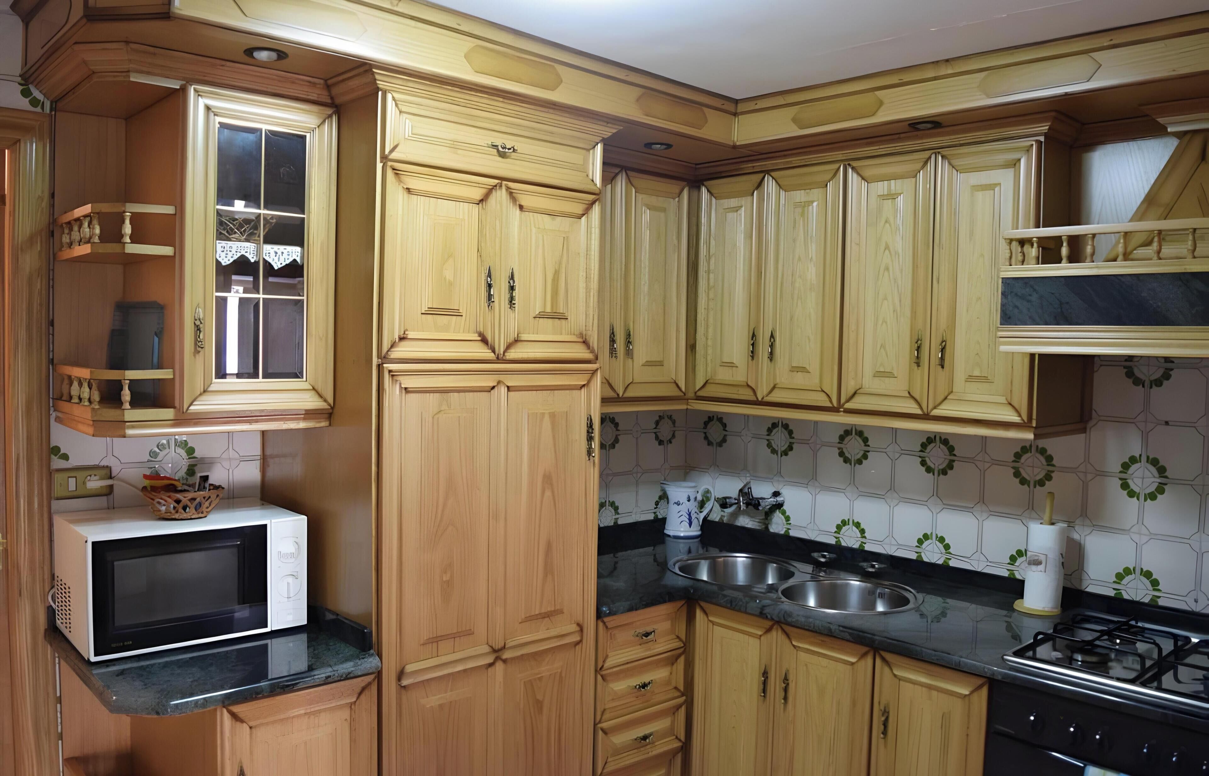 Micro-ondes, four, plaque de cuisson, cafetière/bouilloire