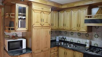 Micro-ondes, four, plaque de cuisson, cafetière/bouilloire