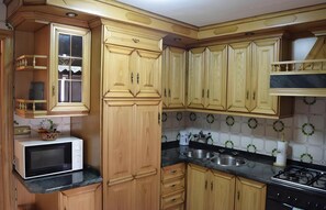 Microonde, forno, piano cottura, macchina per tè/caffè