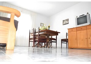 Dining - Country House 'Chuca' with Lake View and Wi-Fi (Requias)