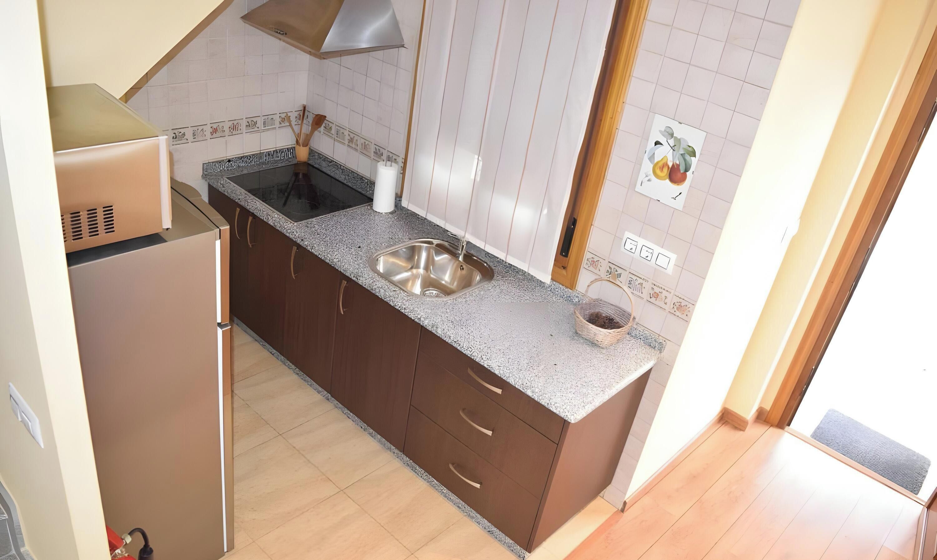 Réfrigérateur, micro-ondes, plaque de cuisson, cafetière/bouilloire