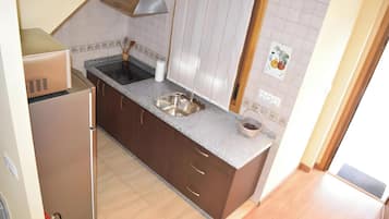 Réfrigérateur, micro-ondes, plaque de cuisson, cafetière/bouilloire