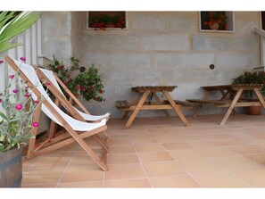 Outdoor dining - Apartment 'Casa Requias 2' with Lake View, Shared Garden and Wi-Fi (Requiás)