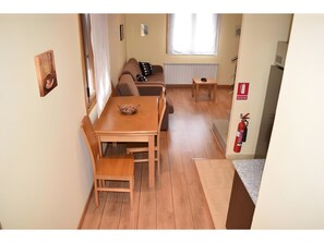 Dining - Apartment 'Casa Requias 2' with Lake View, Shared Garden and Wi-Fi (Requiás)