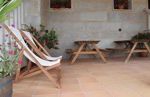 Outdoor dining - Apartment 'Casa Requias 3' with Lake View, Shared Garden and Wi-Fi (Requiás)