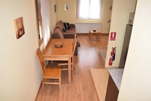 Dining - Apartment 'Casa Requias 3' with Lake View, Shared Garden and Wi-Fi (Requiás)