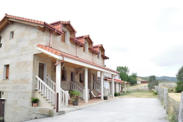 Exterior - Apartment 'Casa Requias 3' with Lake View, Shared Garden and Wi-Fi (Requiás)
