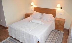 2 bedrooms, iron/ironing board, free WiFi, bed sheets - Apartment 'Casa Requias 3' with Lake View, Shared Garden and Wi-Fi (Requiás)