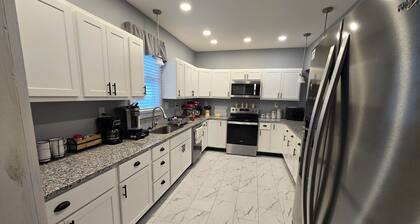 Charming 2-bedroom bungalow with WiFi and AC in serene Mount Carmel