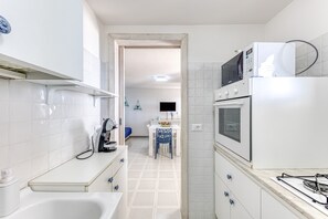 Stovetop, cookware/dishes/utensils