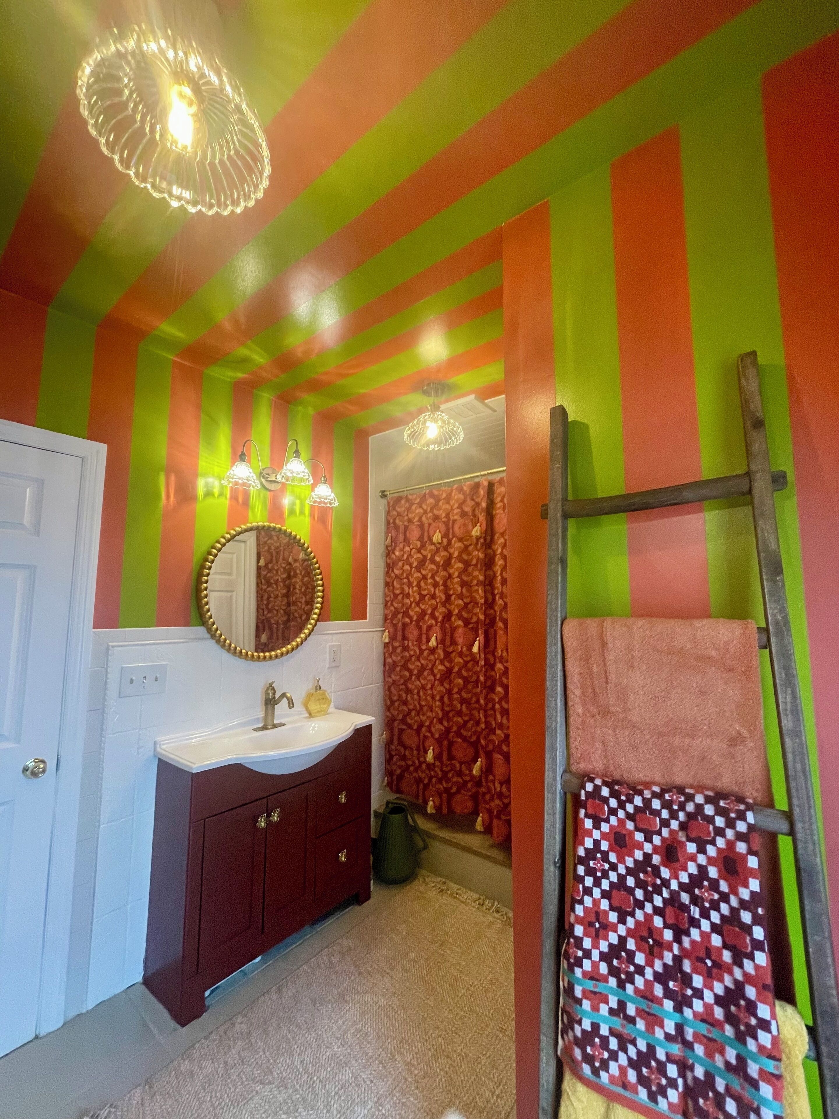 Douche, sèche-cheveux, serviettes fournies, savon