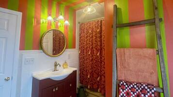 Ducha, secador de pelo, toallas, jabón