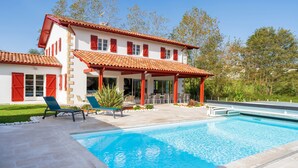 A house with a swimming pool, red shutters, and a covered patio area. - Villa Zeruko Izarra 5***** Wi-Fi & Air Conditioning, Mountain Views (Sare)