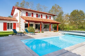 Pool - Villa 'Zeruko Izarra, Grand Standing' with Mountain View, Wi-Fi and Air Conditioning (Sare)