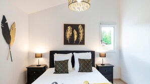 A hotel room with a bed, two nightstands, a wall-mounted artwork, and a window. - Villa Zeruko Izarra 5***** Wi-Fi & Air Conditioning, Mountain Views (Sare)