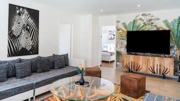 Télévision, table de tennis de table, chaßne hi-fi