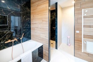 Shower, hair dryer, towels - Villa 'Zeruko Izarra, Grand Standing' with Mountain View, Wi-Fi and Air Conditioning (Sare)