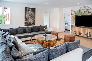 TV, ping pong, stereo