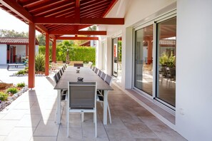 Outdoor dining - Villa 'Zeruko Izarra, Grand Standing' with Mountain View, Wi-Fi and Air Conditioning (Sare)