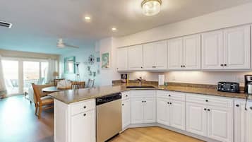 Frigorífic, microones, forn i placa de cuina