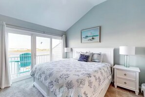 3 slaapkamers, een bureau, een strijkplank/strijkijzer, reisbedje