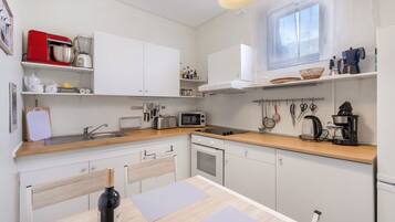 Fridge, microwave, oven, stovetop