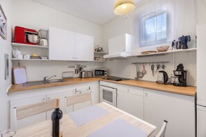 Kylskåp, mikrovågsugn, ugn och spishäll