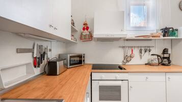 Frigorífico, microondas, horno y placa de cocina