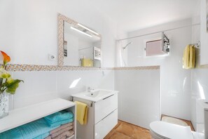 Dusch, hårtork och handdukar