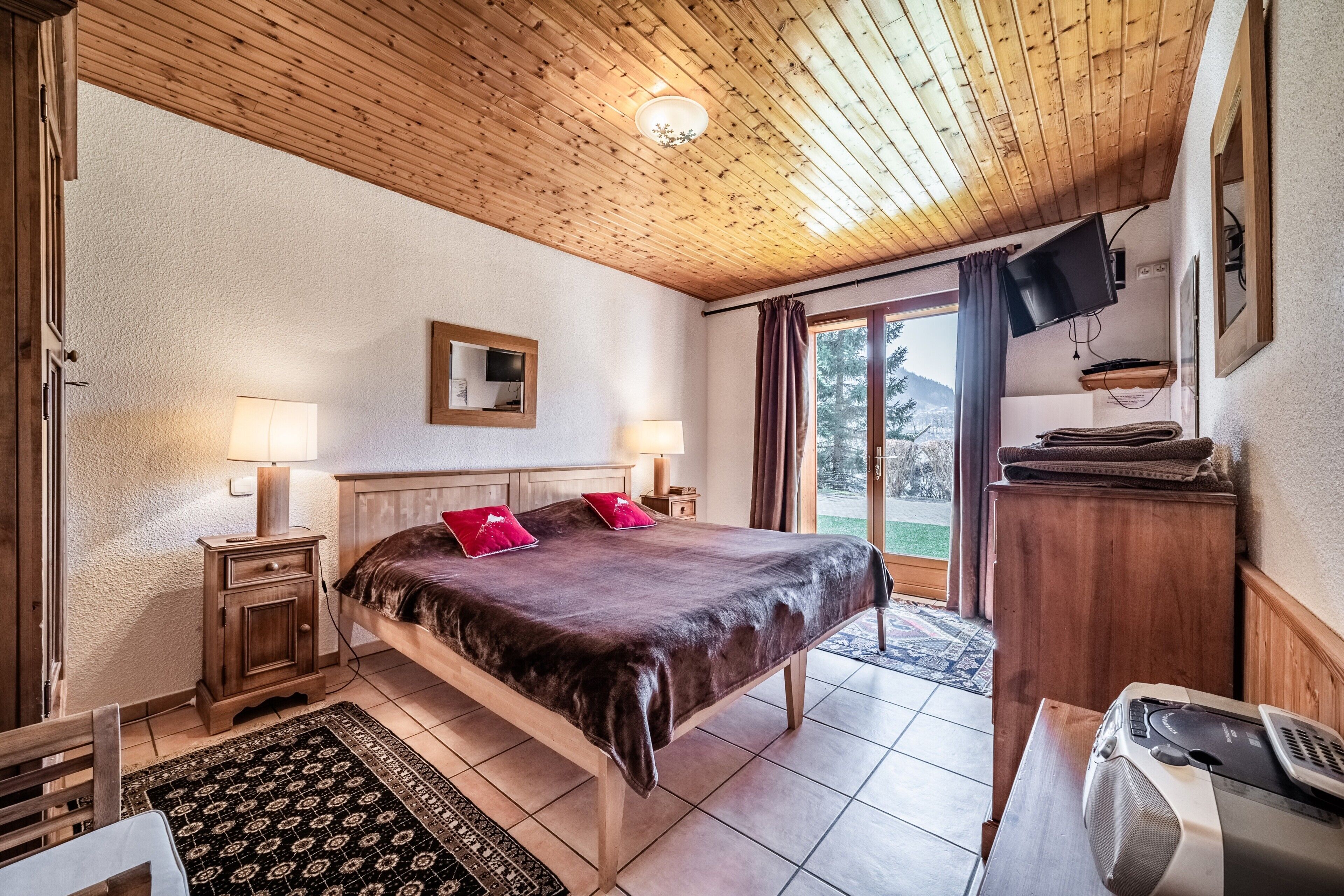 6 bedrooms, iron/ironing board, free WiFi, bed sheets