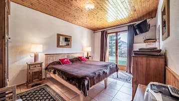 6 bedrooms, iron/ironing board, free WiFi, bed sheets