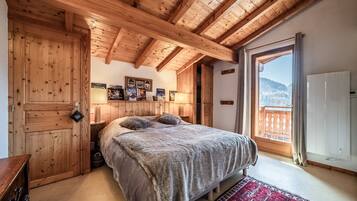 6 bedrooms, iron/ironing board, free WiFi, bed sheets