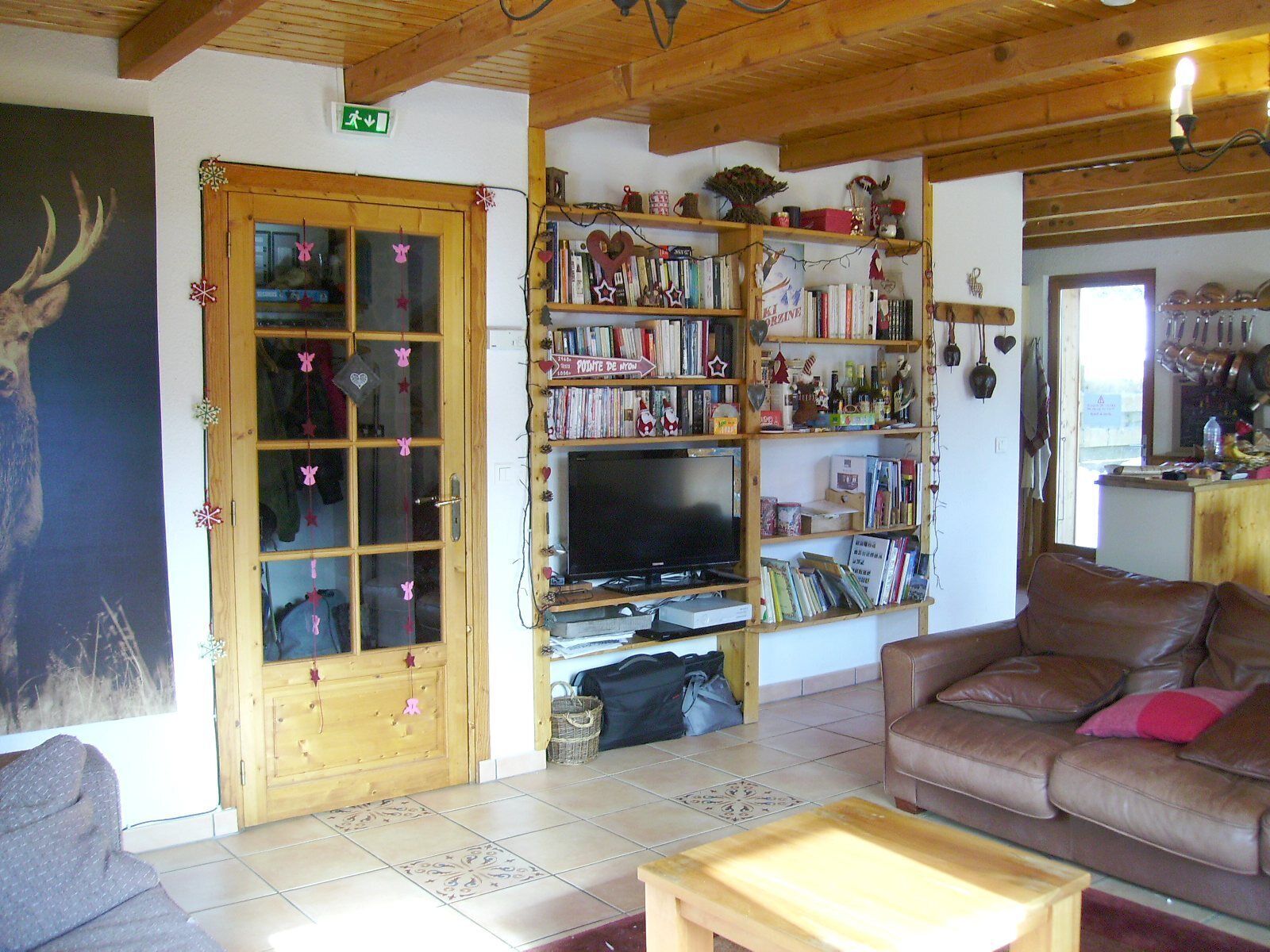 Televisión, chimenea, reproductor de DVD, estéreo