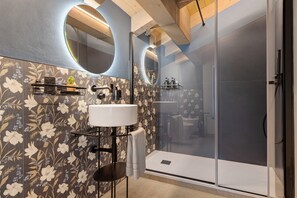Shower, hair dryer, towels - Holiday Home 'Appartamento Indaco' with Mountain View, Private Terrace and Wi-Fi (Tremosine s/Garda)