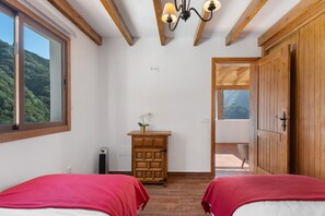 3 bedrooms, iron/ironing board, free WiFi, bed sheets - Vacation Home 'Amelia House' with Sea View, Private Terrace and Wi-Fi (Roque Negro)