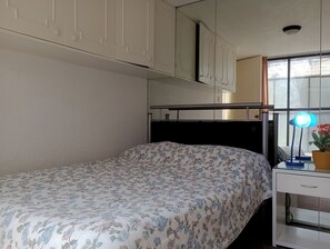 1 slaapkamer, een strijkplank/strijkijzer, wifi, beddengoed