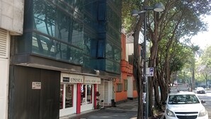 A street view with a storefront named "UNISEX" featuring a sign for "DESENIO, COLOR, CORTE". - Suite with moons of the Amazon River, by Reforma 222 (Ciudad de México)