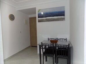 Comfort-Apartment, Strandblick | Wohnbereich | Flachbildfernseher
