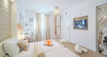 Central Split Rooms and apartment Paese