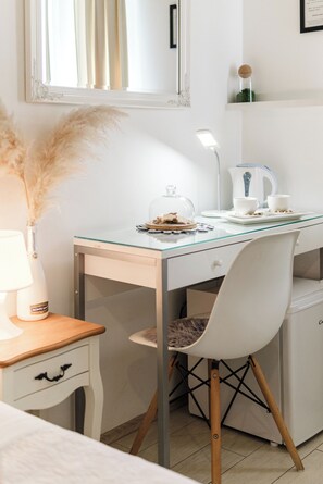 Caja fuerte, cortinas opacas, tabla de planchar con plancha