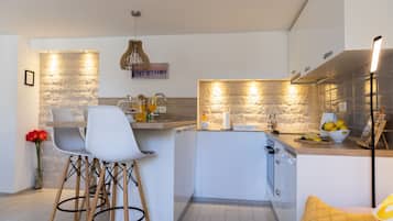 LÀgenhet - utsikt mot innergÄrden | Vardagsrum | 60-centimeters platt-tv med kabelkanaler och tv