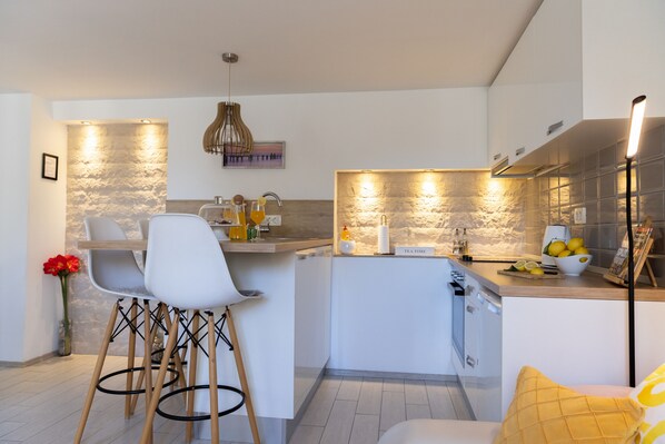 Apartamento, vistas al patio | Zona de estar | Televisión de pantalla plana de 60 cm con canales por cable