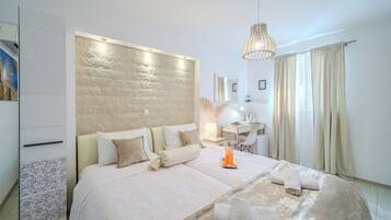 VÀrdeförvaringsskÄp pÄ rummet och mörklÀggningsgardiner